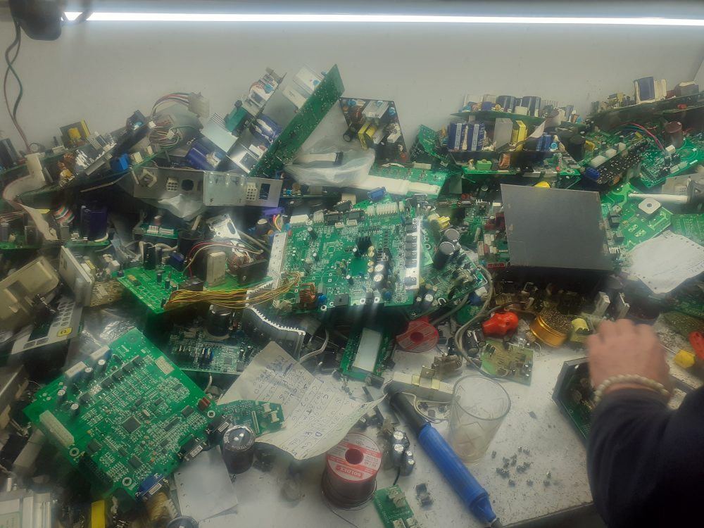 Dikiş makinesi elektronik kartı tamiri, dikiş makinesinin uzun ömürlü ve verimli bir şekilde çalışmasını sağlamak için önemlidir. Temel bakım ve tamir tekniklerini uygulayarak, birçok elektronik kart sorununu evde çözebilirsiniz. Ancak, karmaşık sorunlar veya tamir gerektiren durumlarda, uzman bir teknisyenin yardımını almak en iyisi olacaktır.