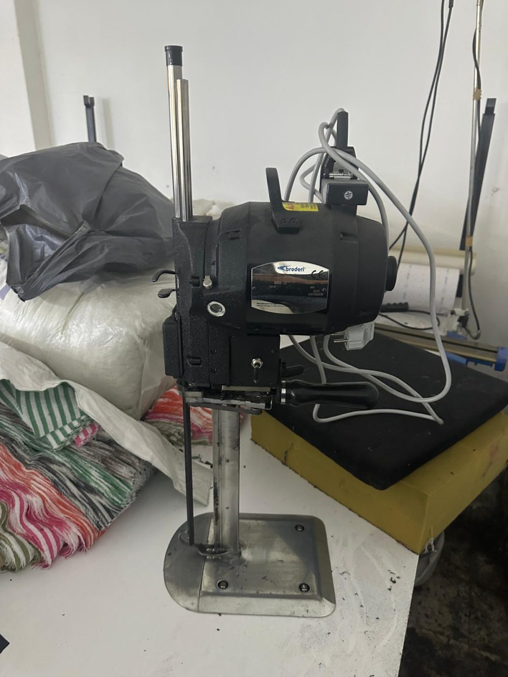 Satılık Broderi Marka İkinci El 10 inç Kumaş Kesim Motoru, Az Kullanılmış Temiz Broderi Marka İkinci El Dik Bıçak Kumaş Kesim Motoru (10 inç) Satılıktır. İLETİŞİM: 0538 749 34 59