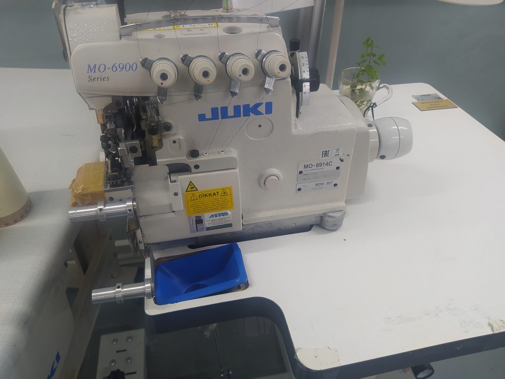 Bisiklet Yaka Tişört Ya Da Beyzik Tişört Olarak Adlandırılan Tişört Modellerinde Adet, Kalite Ve Standart Elde Etmeyi Sağlayan Juki-6914C Model (ve Farklı Markalara Sahip) Overlokların Her Türlü Elektronik Ve Mekanik Arızaları Servisimizde Kaliteli İşçilik Güvencesi İle Tamir Ve Onarımı Yapılmaktadır.